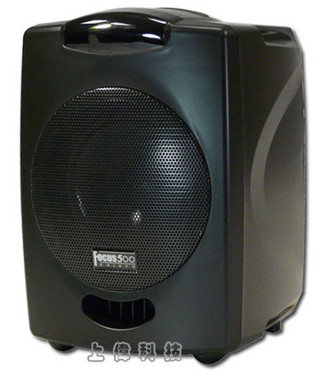 Focus 500-U1(16) CHIAYO 手提式多功能無線擴音機-UHF 單頻道16頻點內建30W class-D數位功率放大器,聲音更大、使用時間更長'全國首創A4尺寸,體積小但功能齊全,全配重量僅5.4kg。 配備6吋全音域喇叭,最大輸出功率50W'壓縮擴展電路(Compander)設計可改善訊號雜音比以及降低背景(background)雜音'具有獨創的音碼鎖定電路裝置,消除待機時受到外來訊號及其他雜音干擾'可選配動圈式或電容式音頭模組'有線麥克風與外部音源輸入可經由獨立旋鈕控制音量大小'音源輸出:外接喇叭、外部音源'音源輸出:外接喇叭、外部音源'音調調整:高音(TREBLE)、低音(BASS)旋鈕'內建1顆可充電式鉛酸電池提供12-15V DC之電源'內建100-240V AC電源供應器,可自動充電,由上偉科技專業銷售'工程安裝'維修服務,洽詢電話02-22267567(代表號)由專人服務